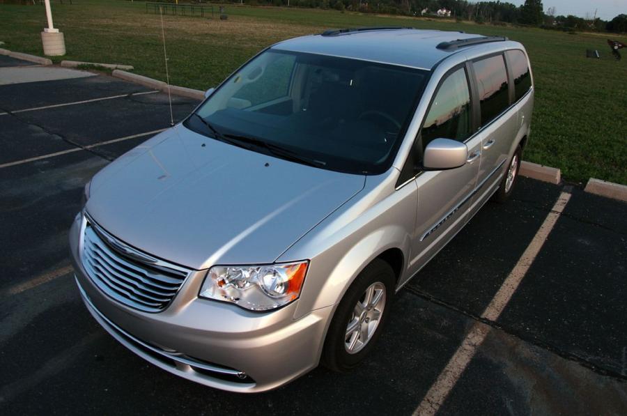  Chrysler Town & Country Touring 2011 года  (фото 4 из 43)